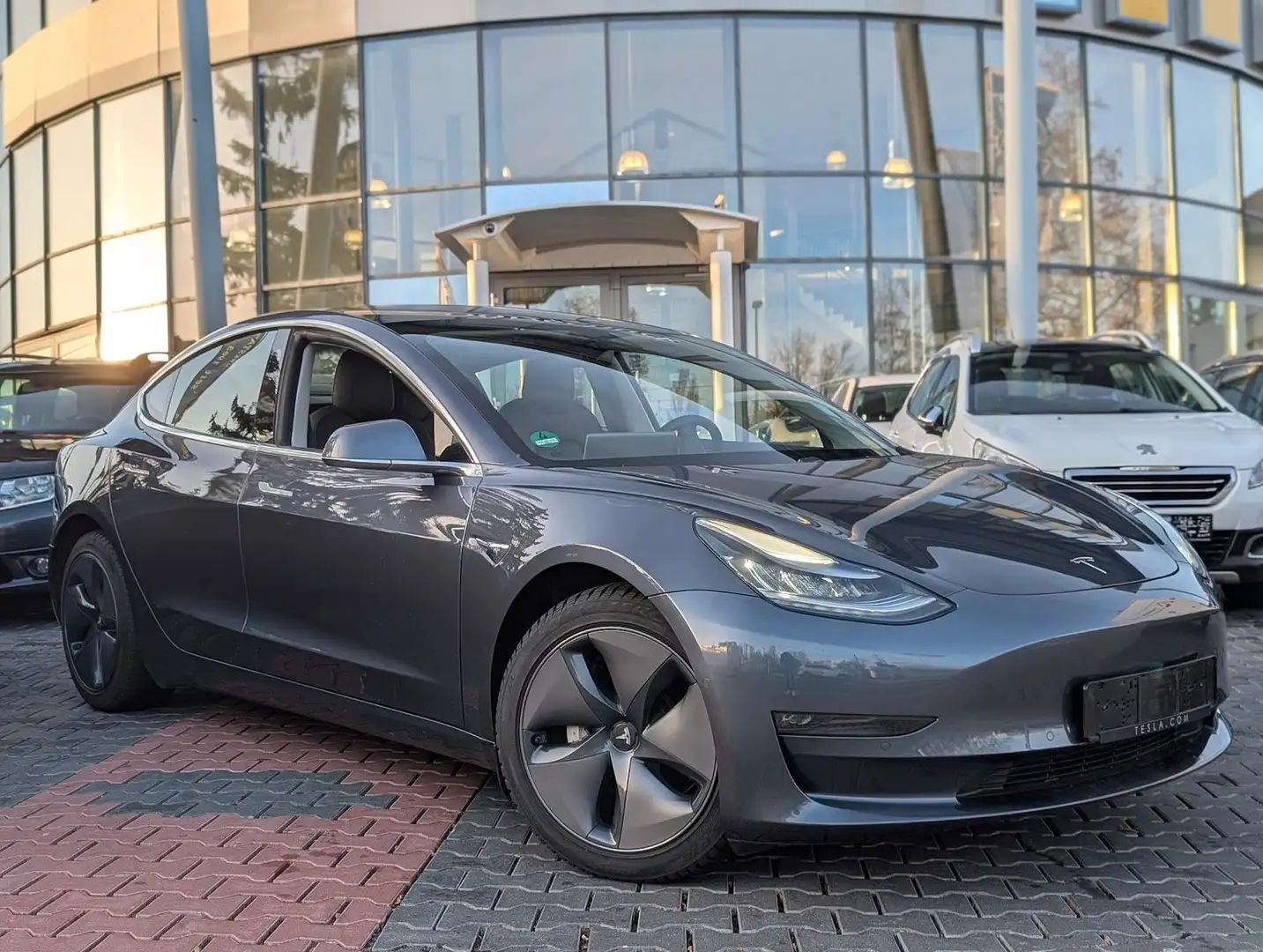 Tesla Model 3 Long Range. Glass-Dach. Sitzh. BT Grijs - 1