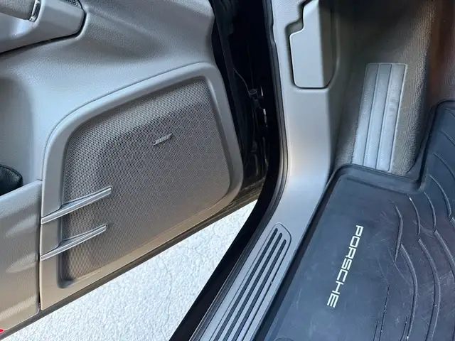 Porsche Cayenne view 27