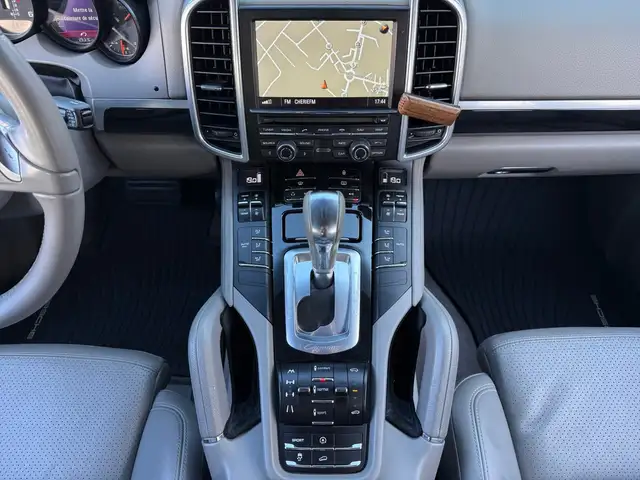 Porsche Cayenne view 11