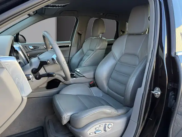 Porsche Cayenne view 12