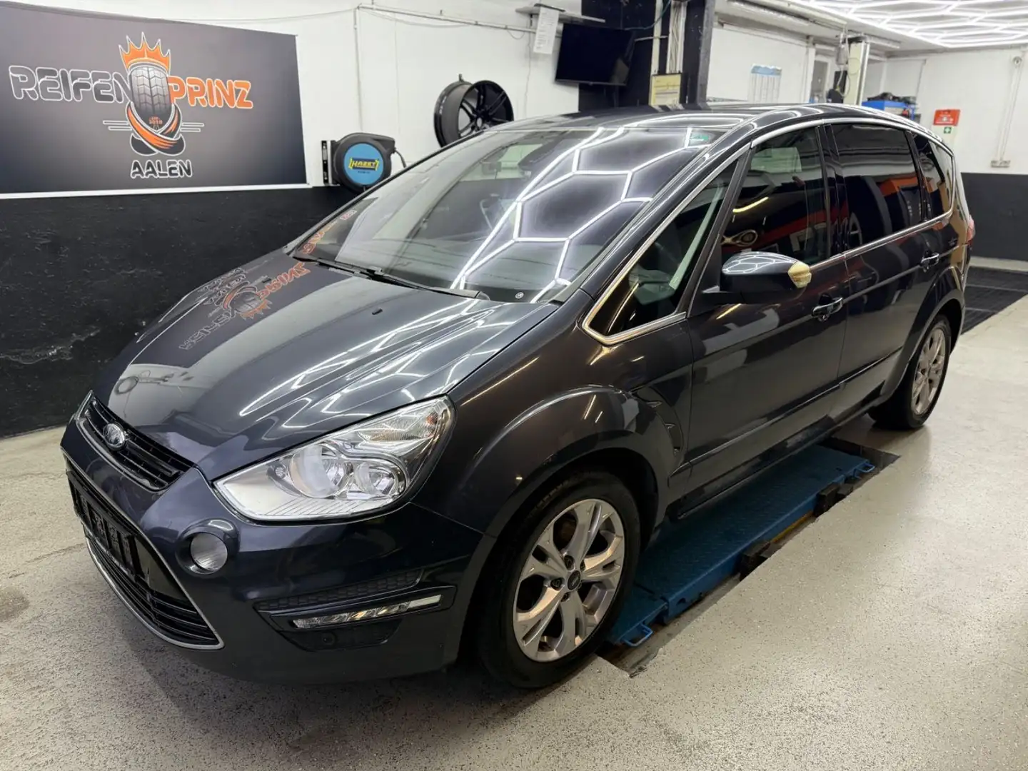 Ford S-Max S-MAX Titanium/7-Sitzer/AHK/2.Hand/Scheckheft Grau - 2