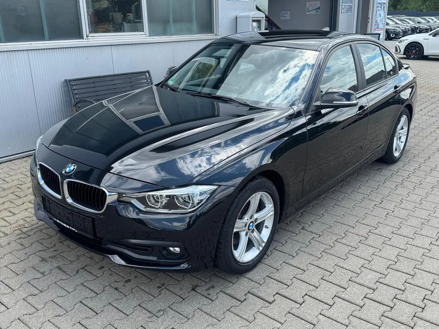 BMW 320 d Advantage Lim. 1.Hand LED Navi Tempomat crna - 2
