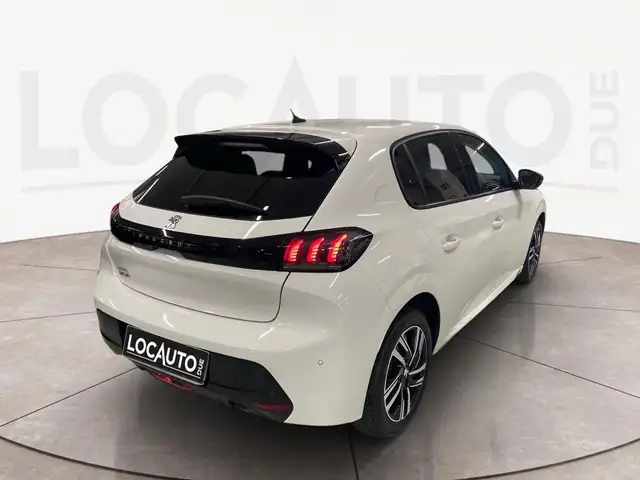 Peugeot 208 view 4