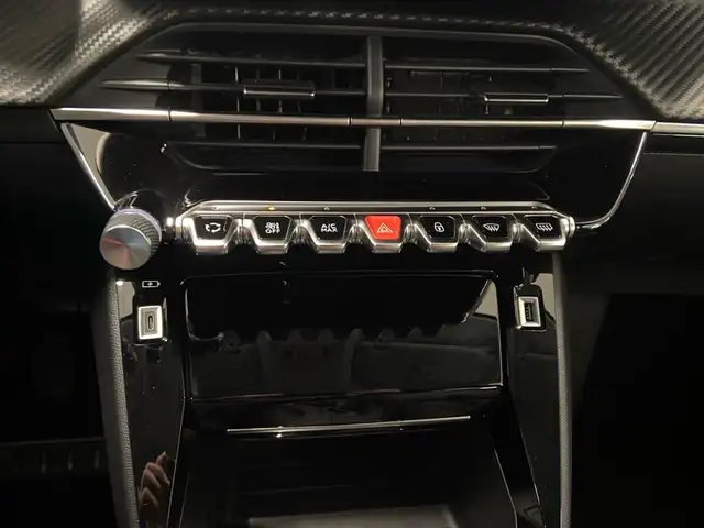 Peugeot 208 view 11
