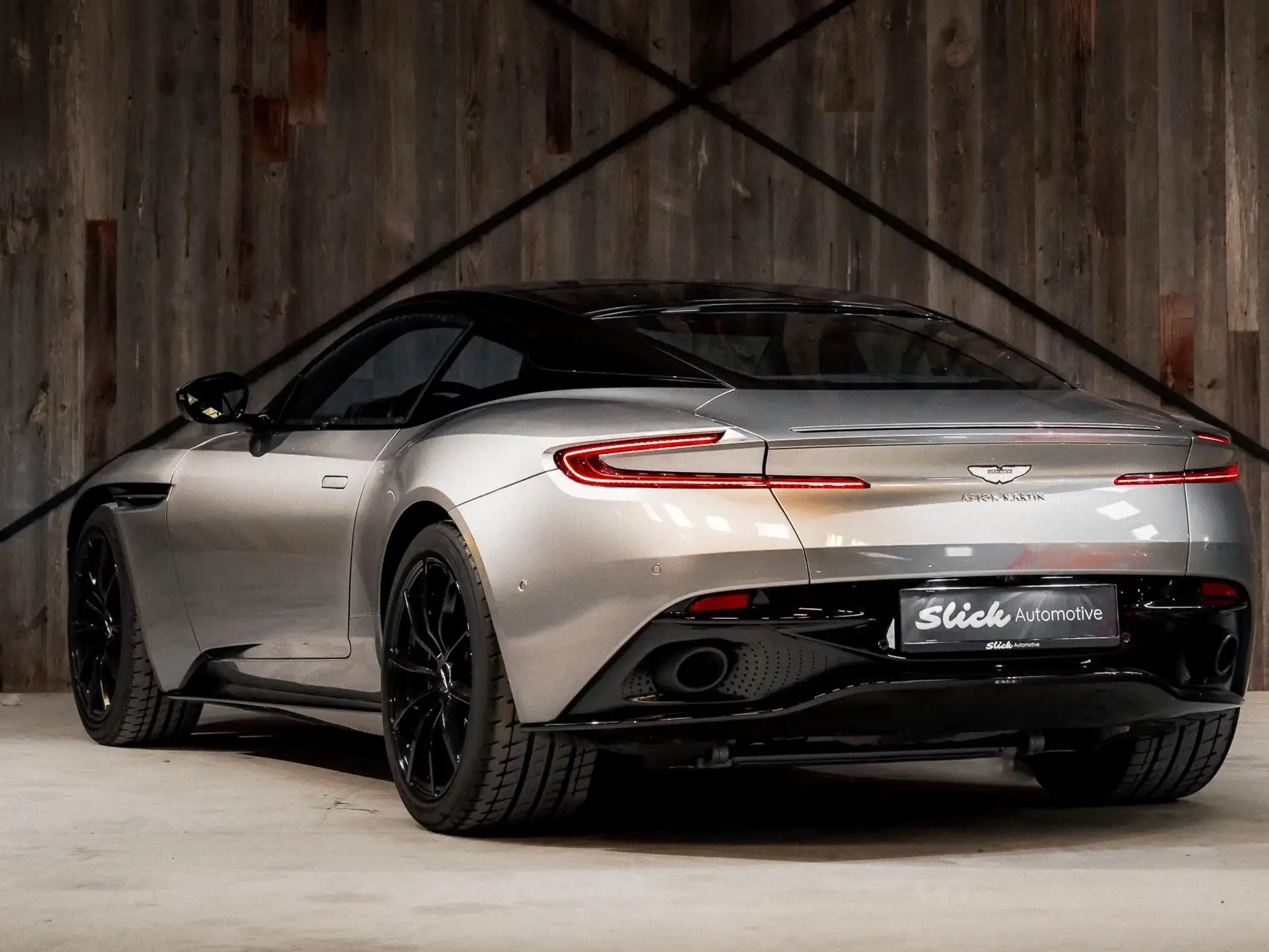 애스턴마틴 DB11 V8 2020 은색 사진 3