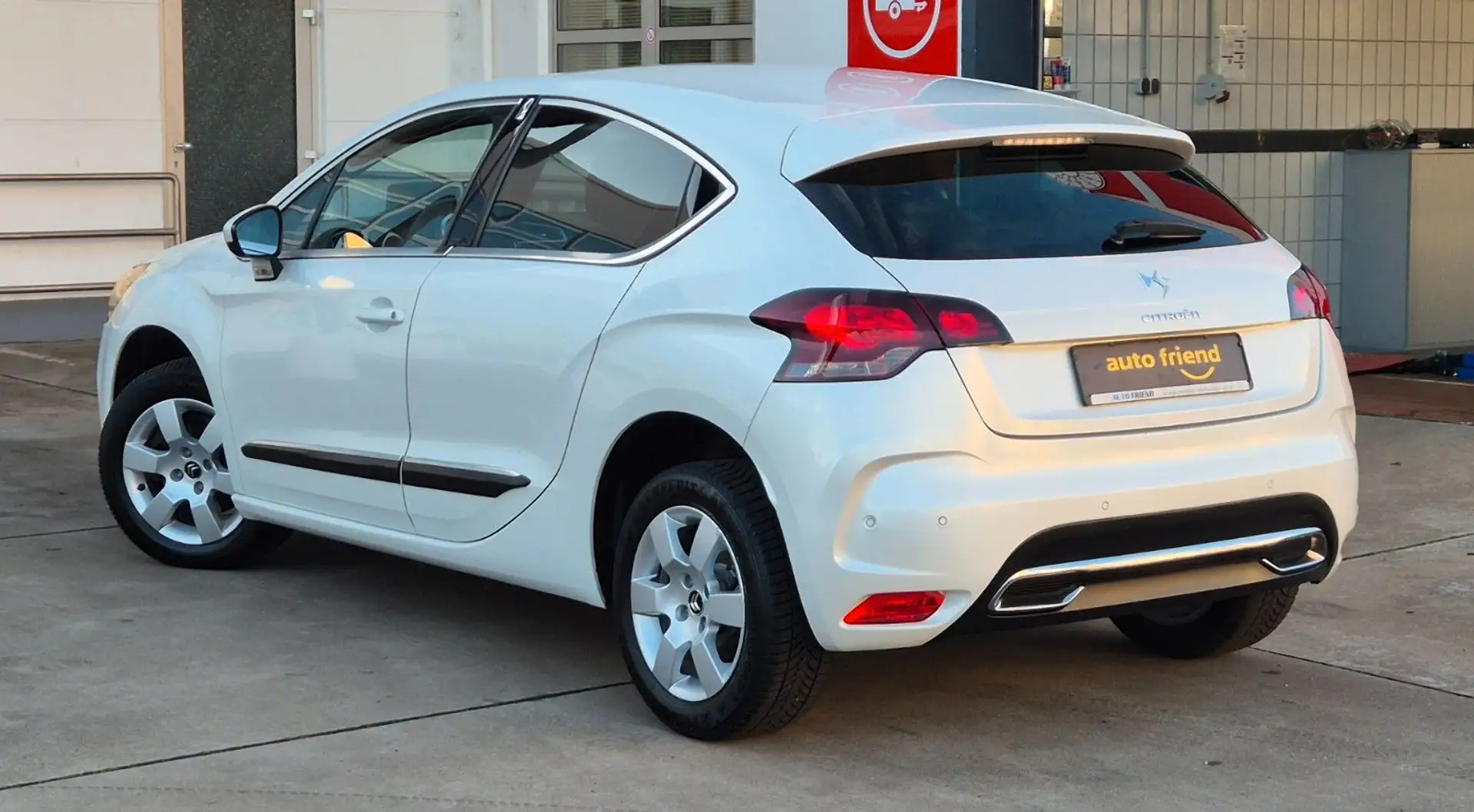 Citroen DS4 AUTOMATIK LEDER/SHZ/PDC/MASS.SITZ/TEMPO Blanc - 2