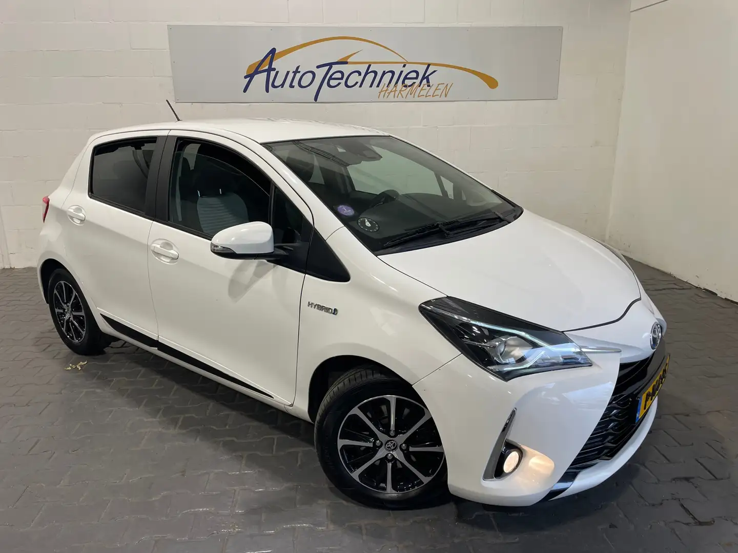 Toyota Yaris 1.5 Hybrid Dynamic *Trekhaak*Rijklaarprijs* Wit - 1