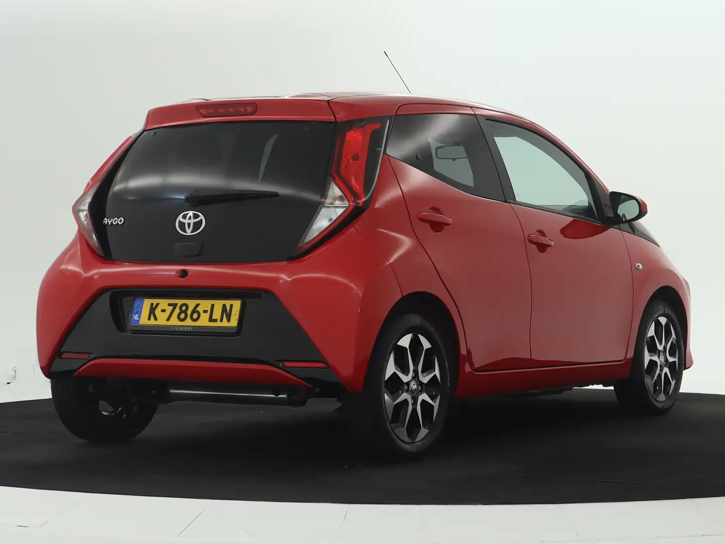 Toyota Aygo 1.0 VVT-i X-Joy | Apple CarPlay | Android Auto | M Rouge - 2
