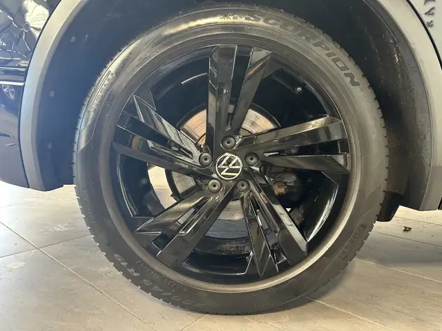 Volkswagen Tiguan view 3