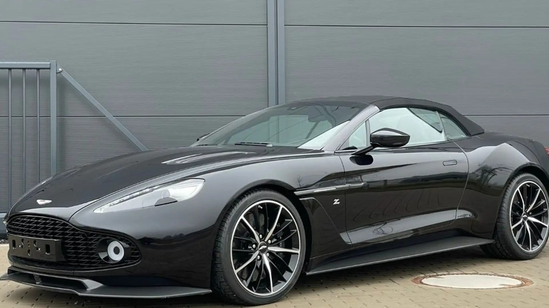 Aston Martin Vanquish Volante Siyah - 2
