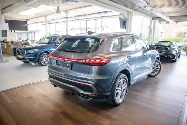 Audi Q5 view 4