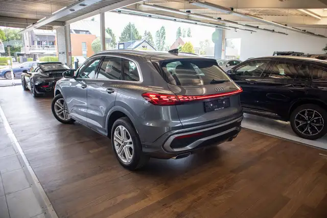 Audi Q5 view 5