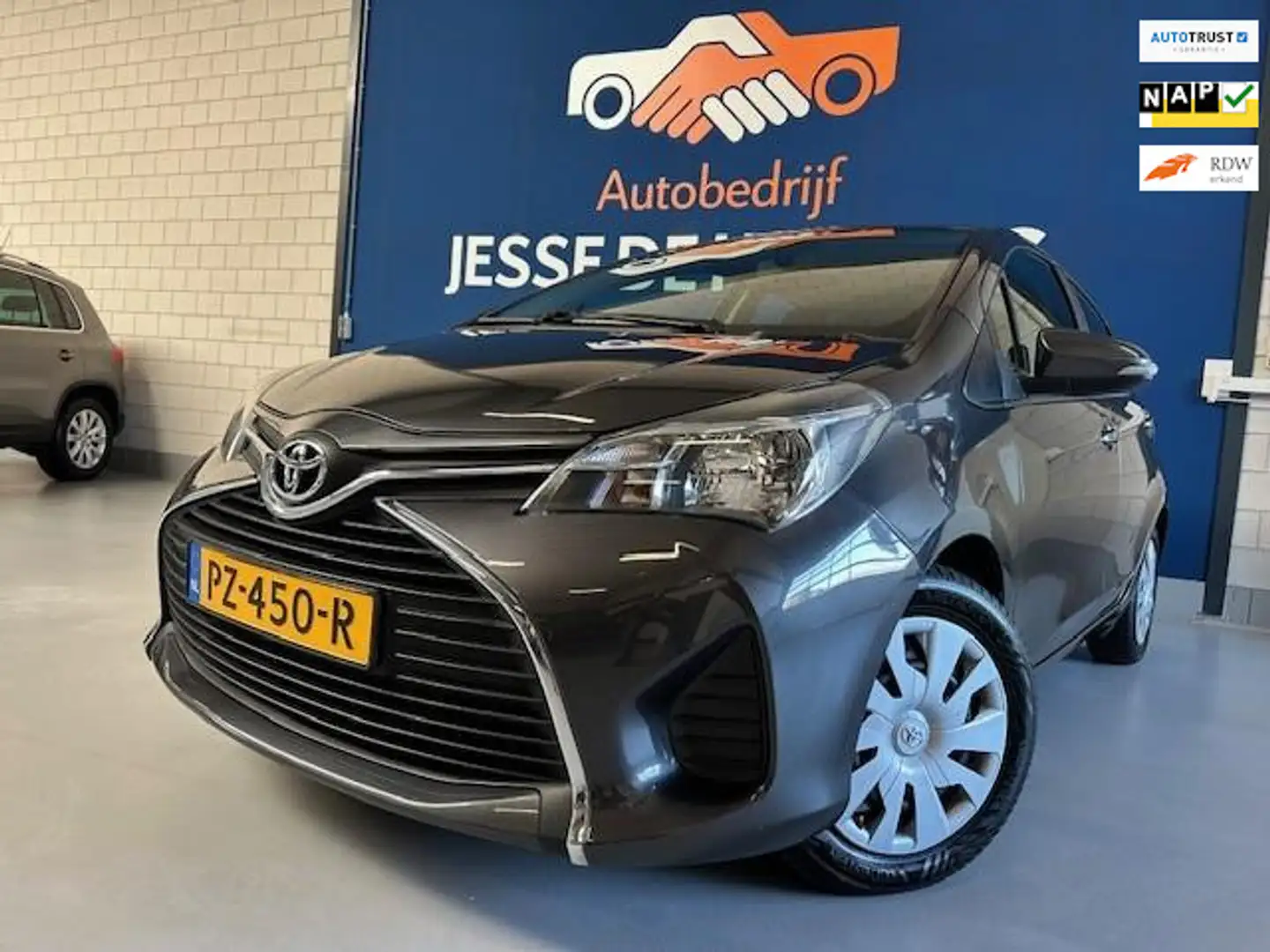 Toyota Yaris 1.0 VVT-i Now/bj.2016/kleur: grijs / airco/ 5 deur Grijs - 1