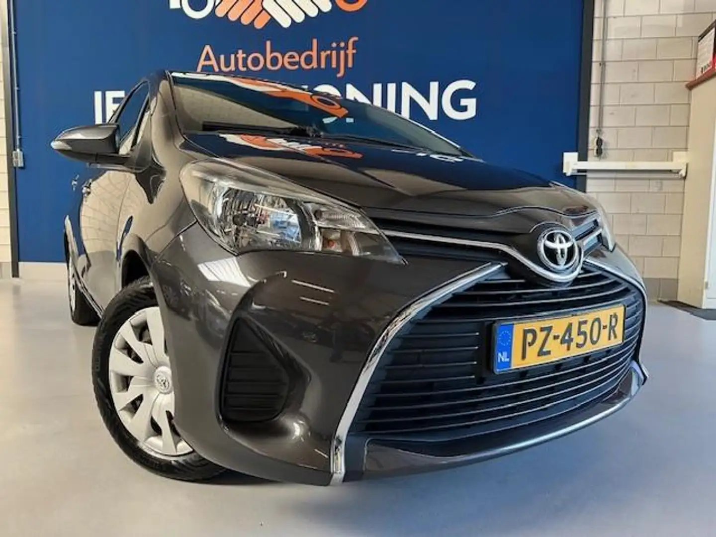Toyota Yaris 1.0 VVT-i Now/bj.2016/kleur: grijs / airco/ 5 deur Grijs - 2