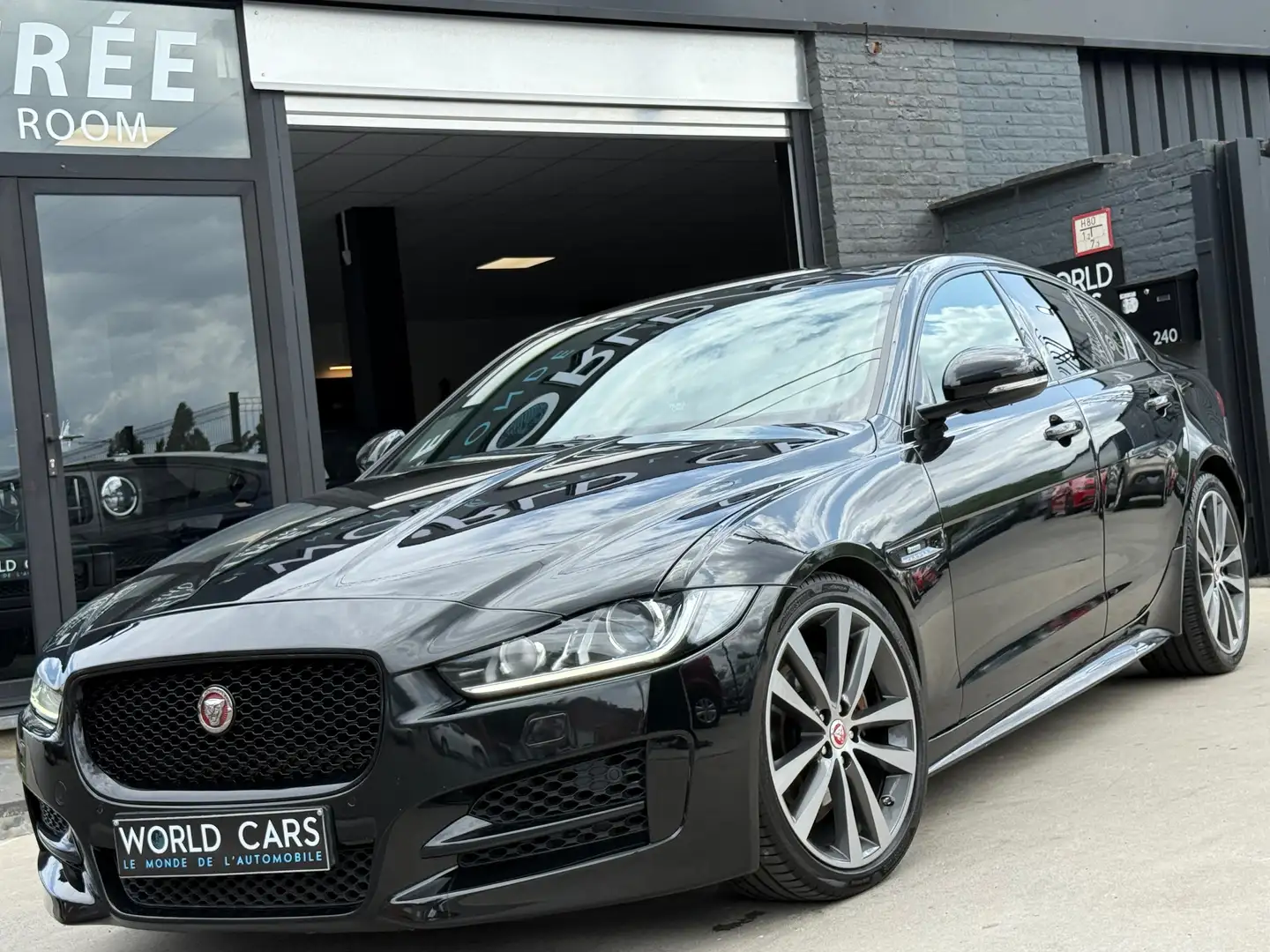 Jaguar XE 2.0 D E-Performance R-Sport NAVI CAMERA GARANTIE Zwart - 1