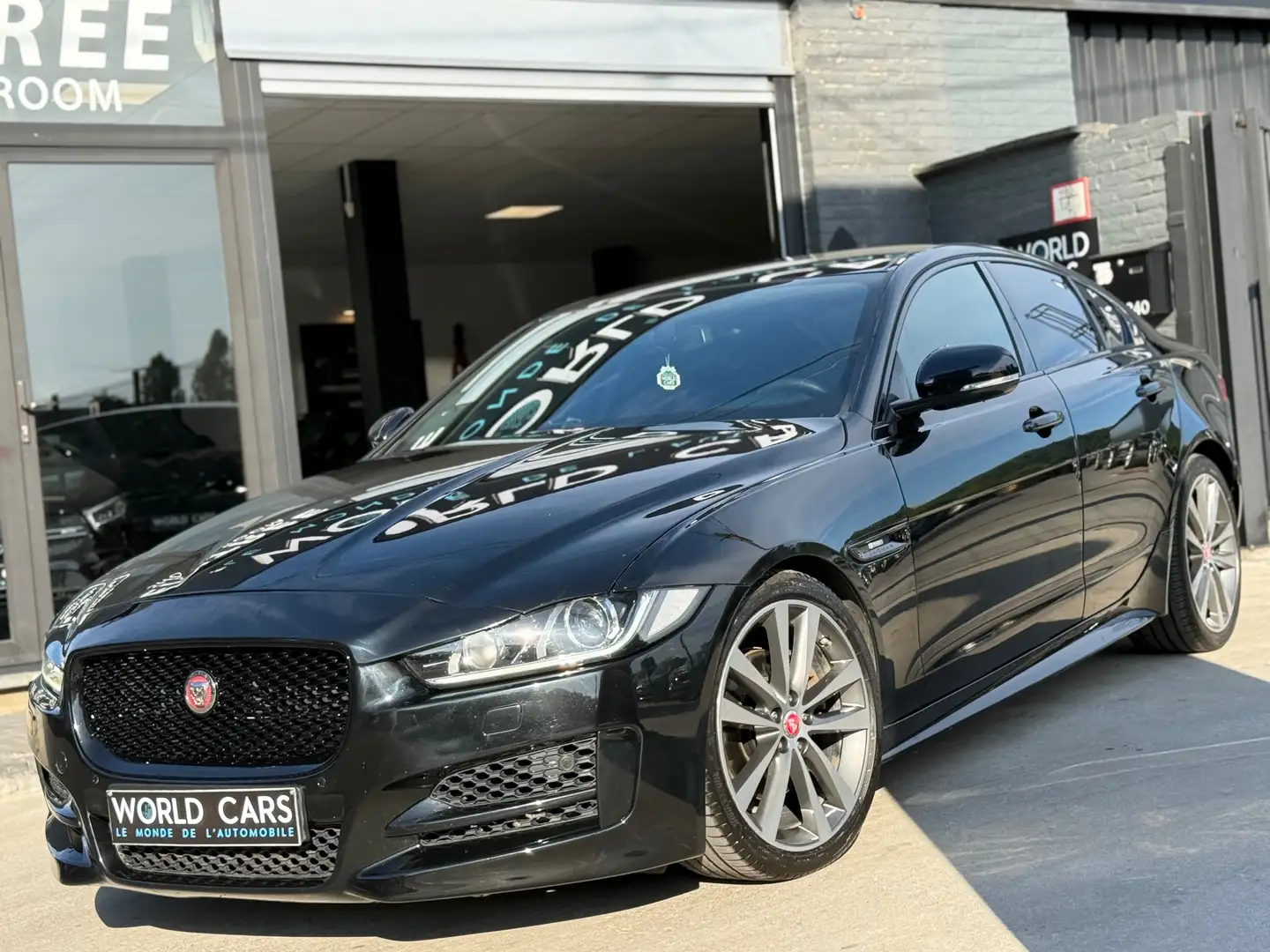 Jaguar XE 2.0 D E-Performance R-Sport NAVI CAMERA GARANTIE Zwart - 1