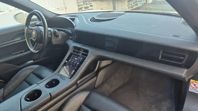 Porsche Taycan view 10