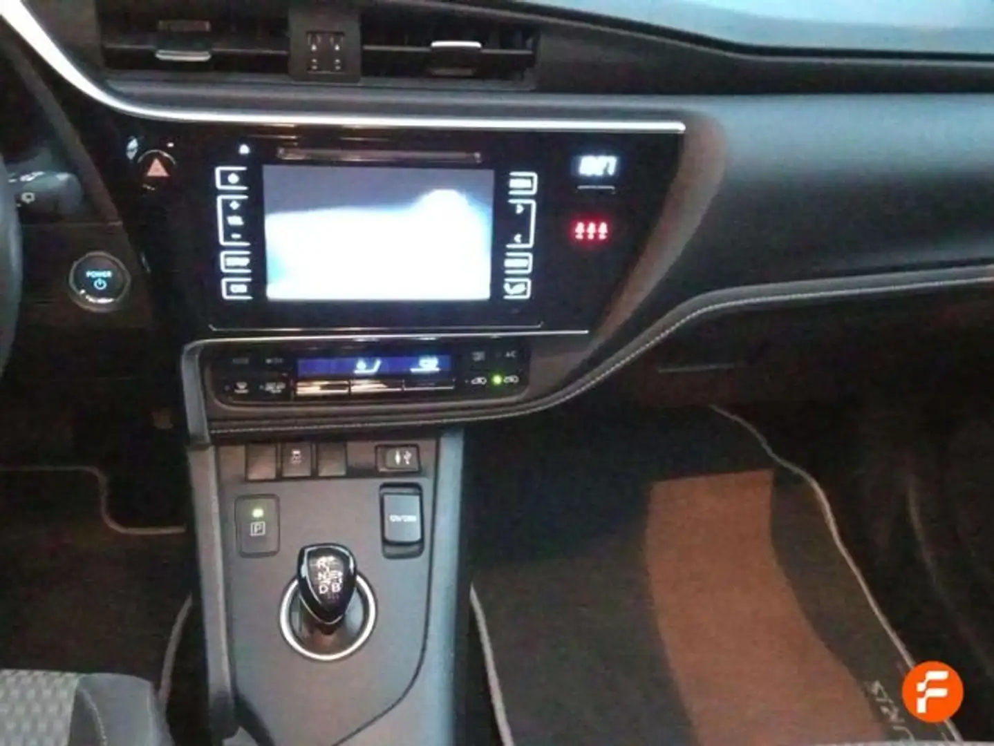 Toyota Auris hybrid 140H Advance Blanco - 2