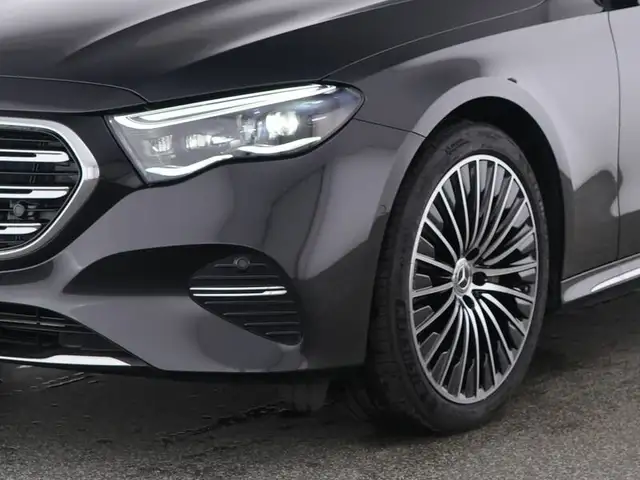 Mercedes-Benz E-Class view 3