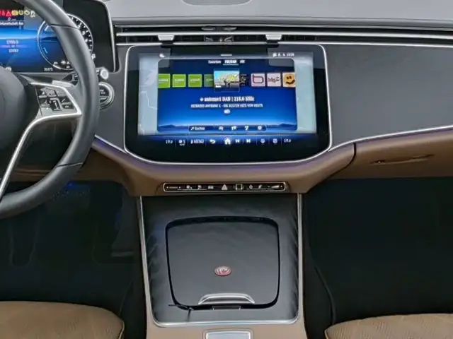 Mercedes-Benz E-Class view 4