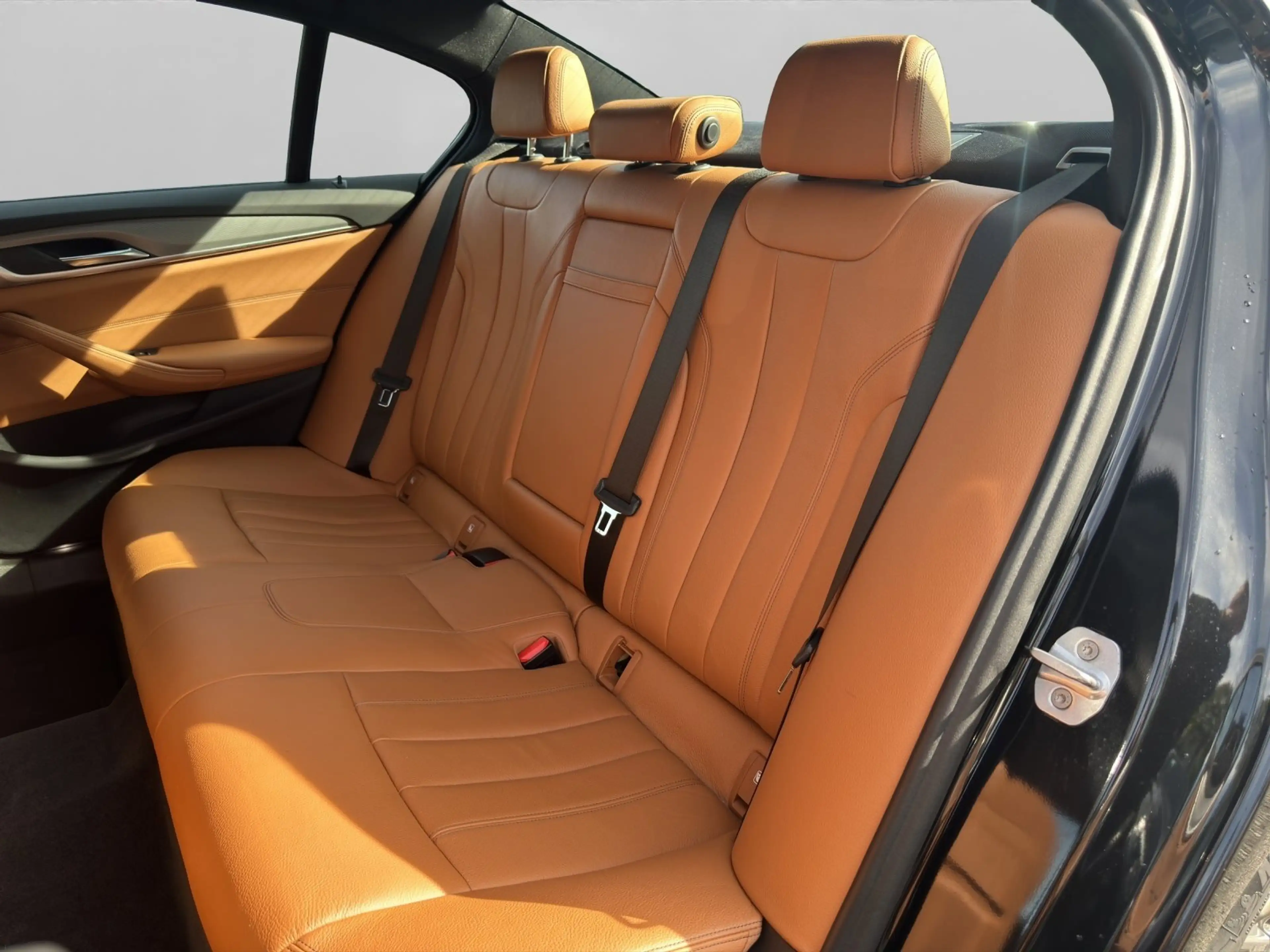BMW 520 d Limo M Sportpaket LED Komf. Sitze Navi Prof. Sof — photo 8
