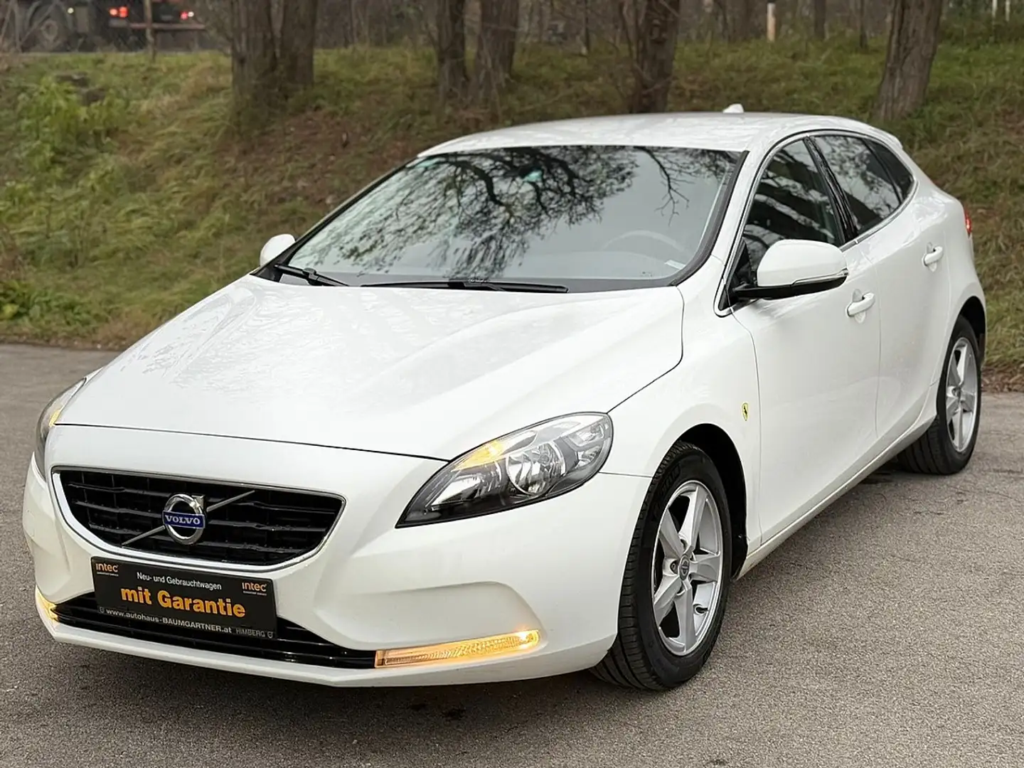 Volvo V40 D2 Momentum|lückenloses Serviceheft|Zahnriemen ... Weiß - 1