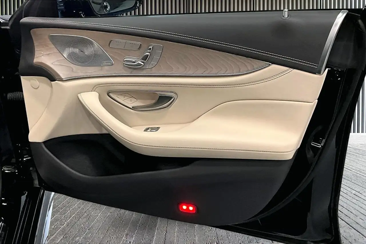 Mercedes-Benz CLS снимка Mercedes-Benz CLS