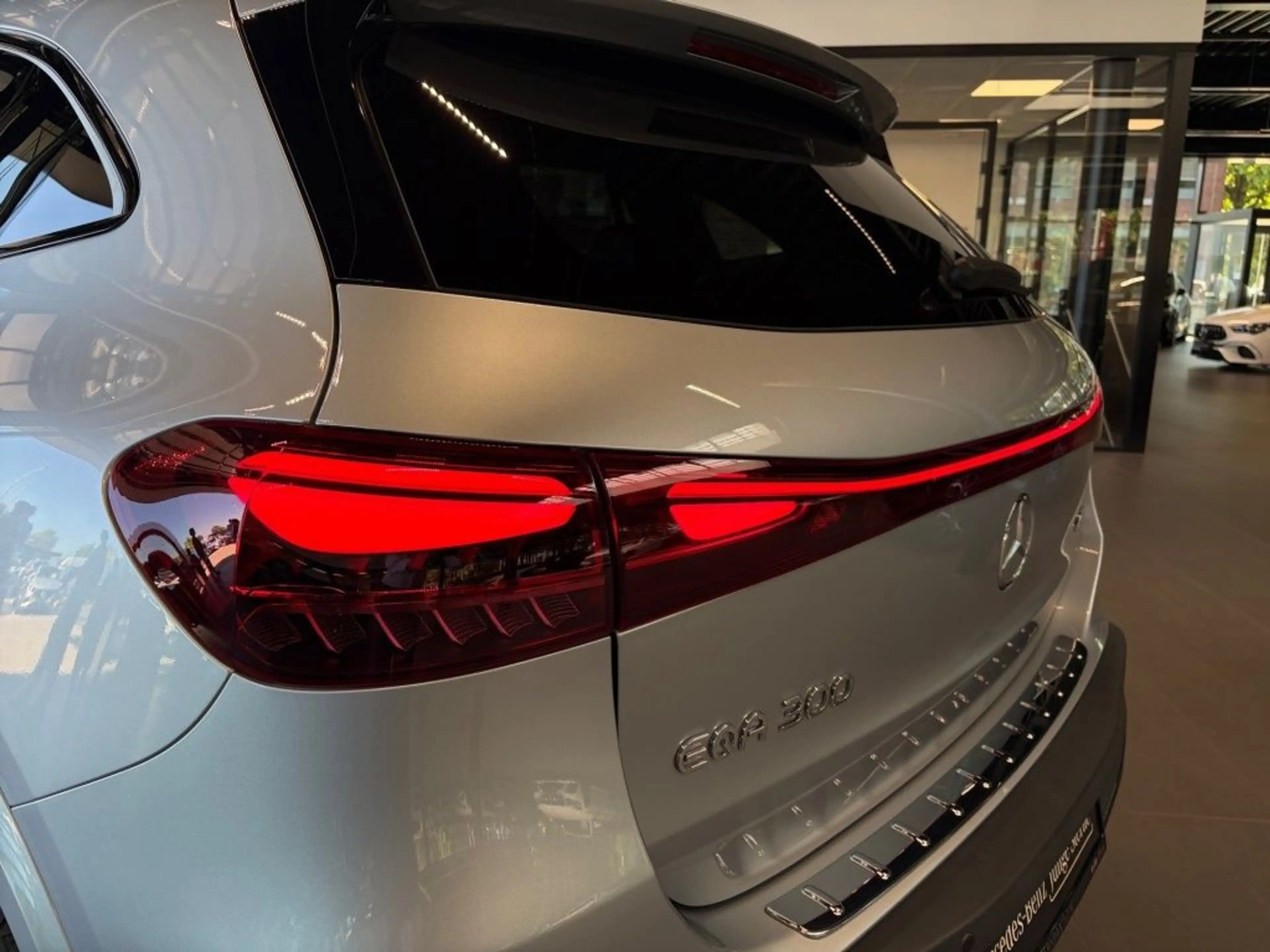 Mercedes-Benz EQA 300 4M AMG Night+LED+AMBIE+TOTWIN+EASY-P+AHK — photo 9