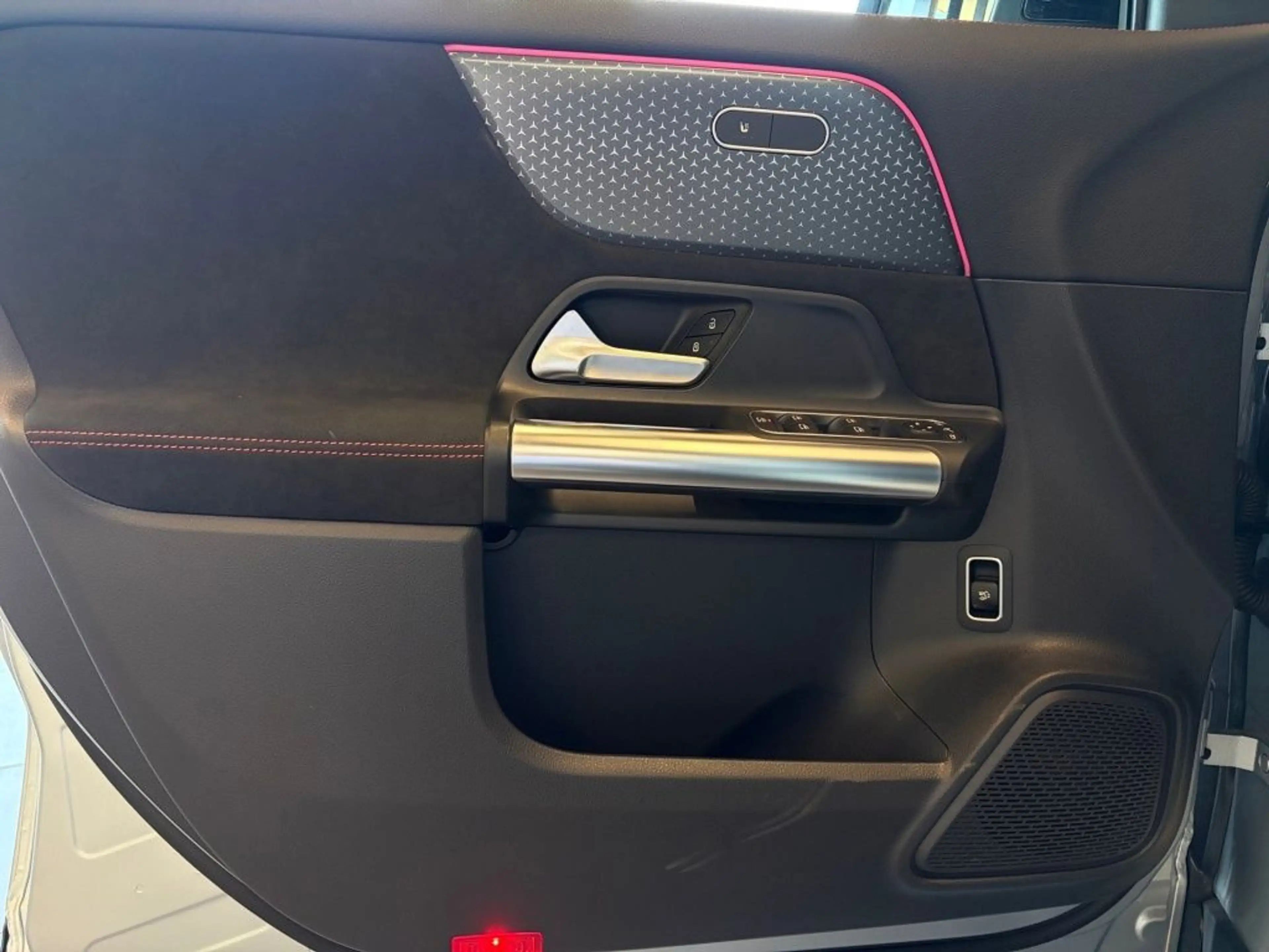 Mercedes-Benz EQA 300 4M AMG Night+LED+AMBIE+TOTWIN+EASY-P+AHK — photo 4