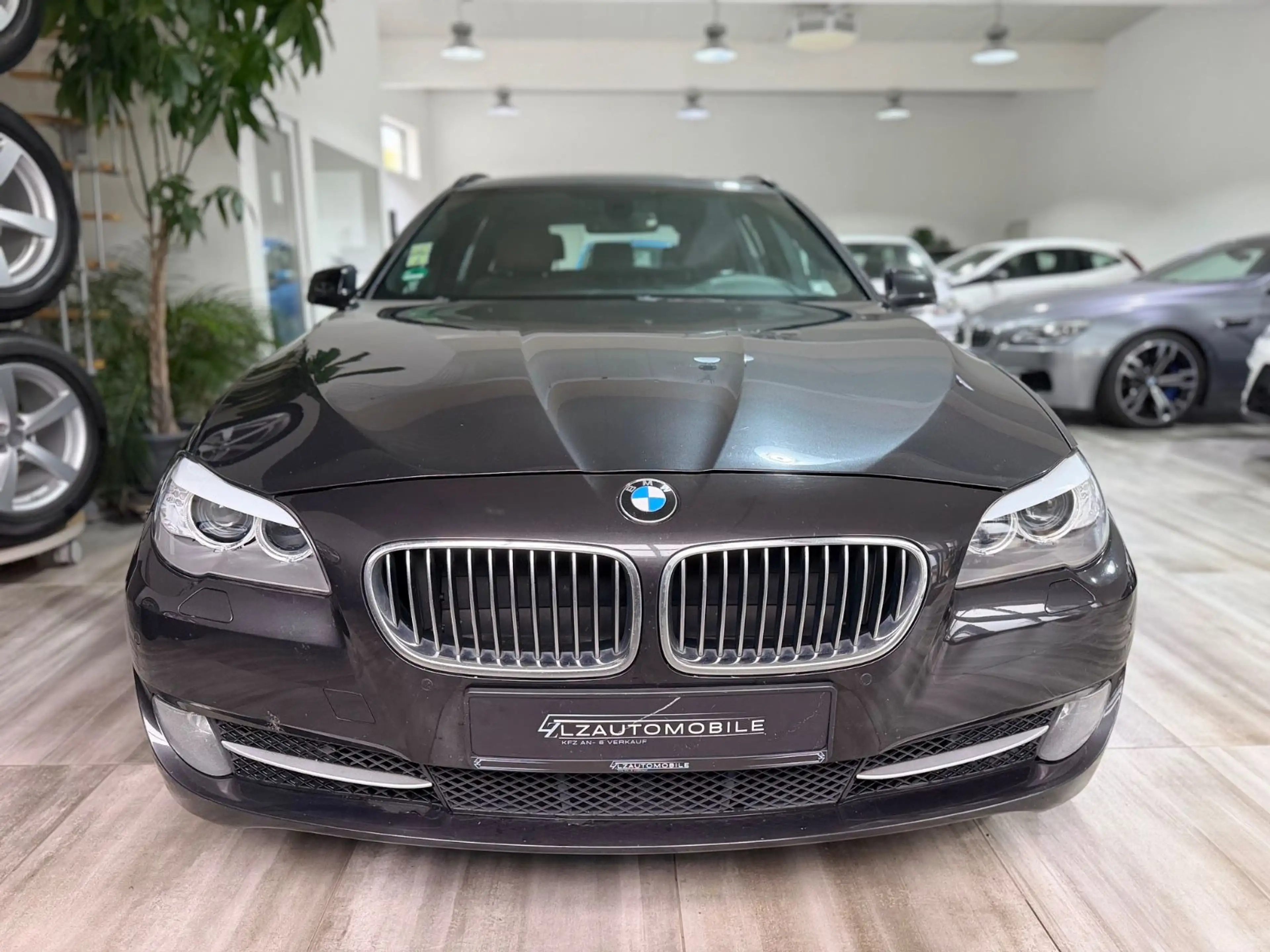 BMW 530 d Touring xDrive — photo 2