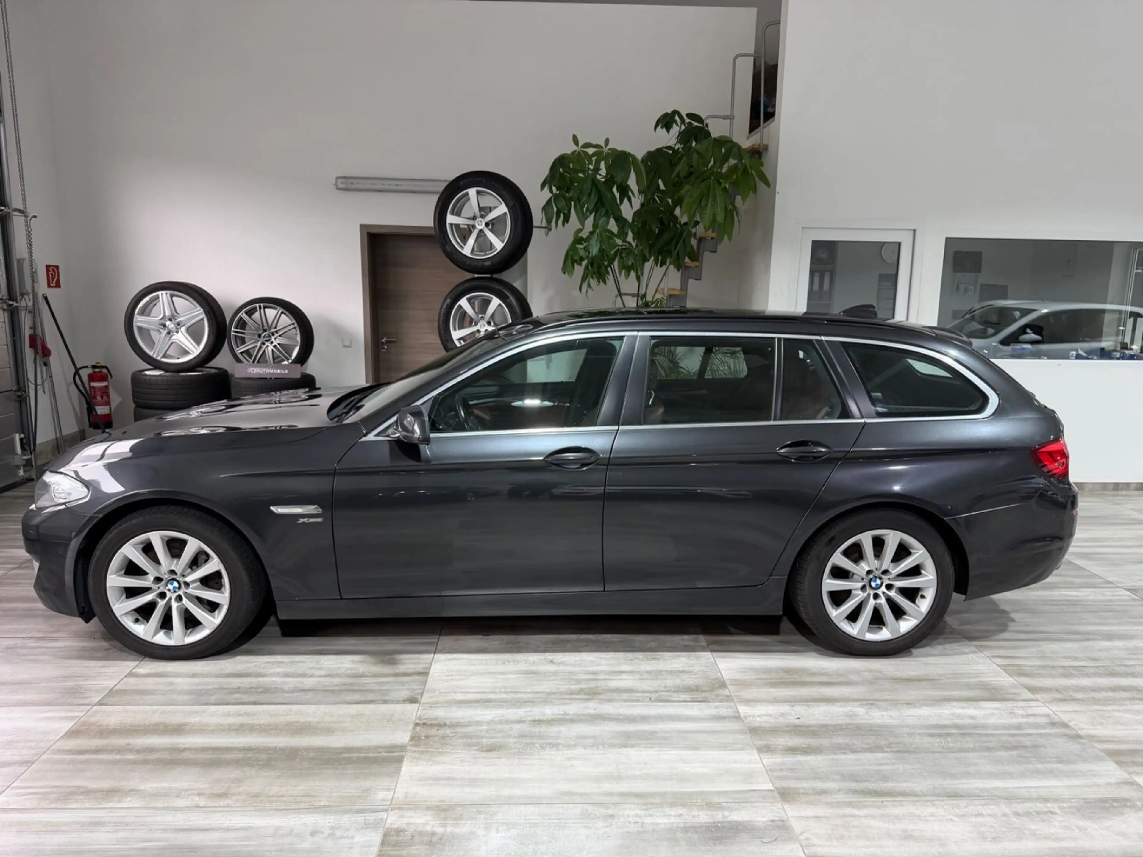 BMW 530 d Touring xDrive — photo 8