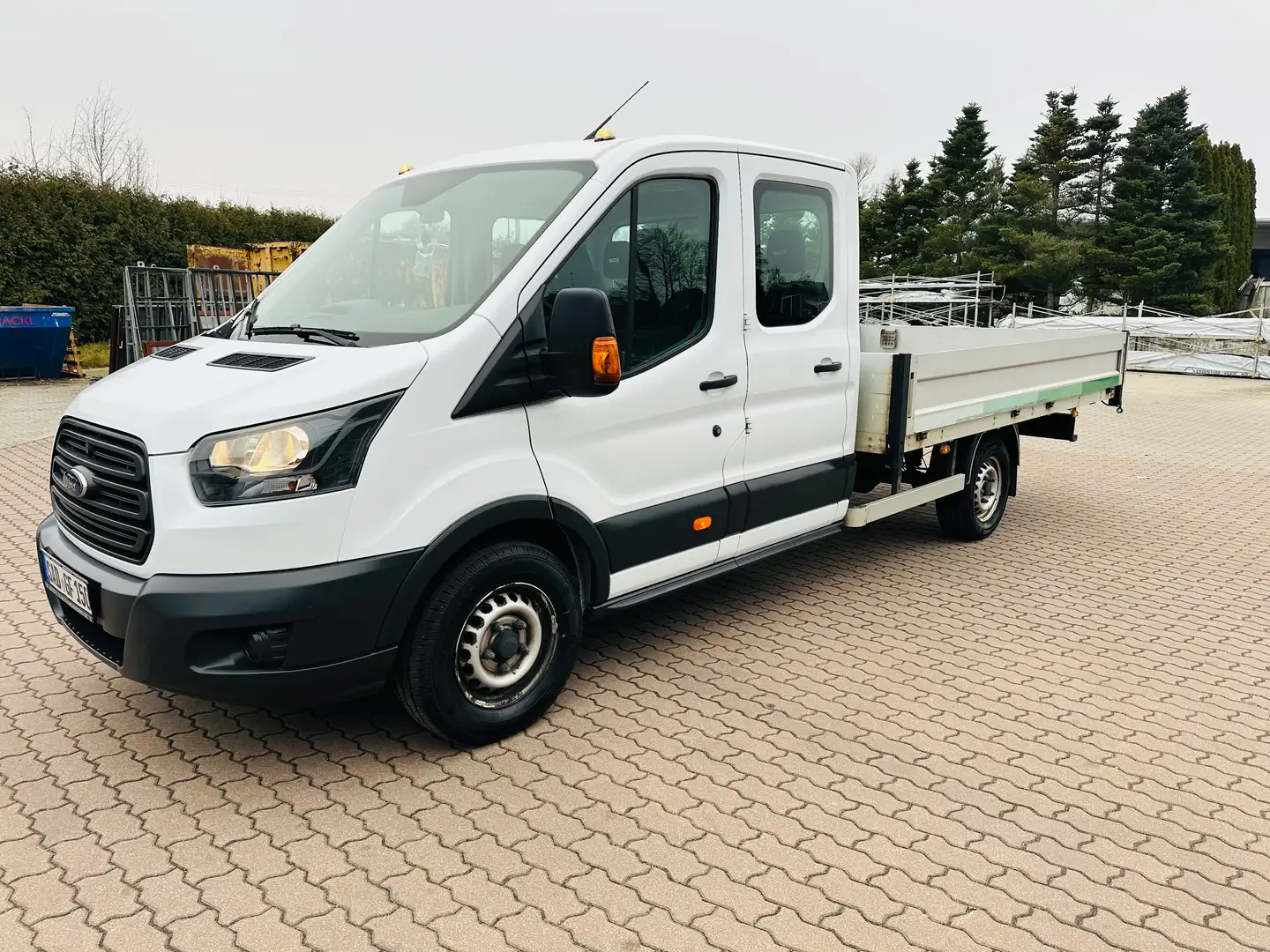 Ford Transit Doppelkabiner 7 Sitzer mit Pritschenaufbau Weiß - 1