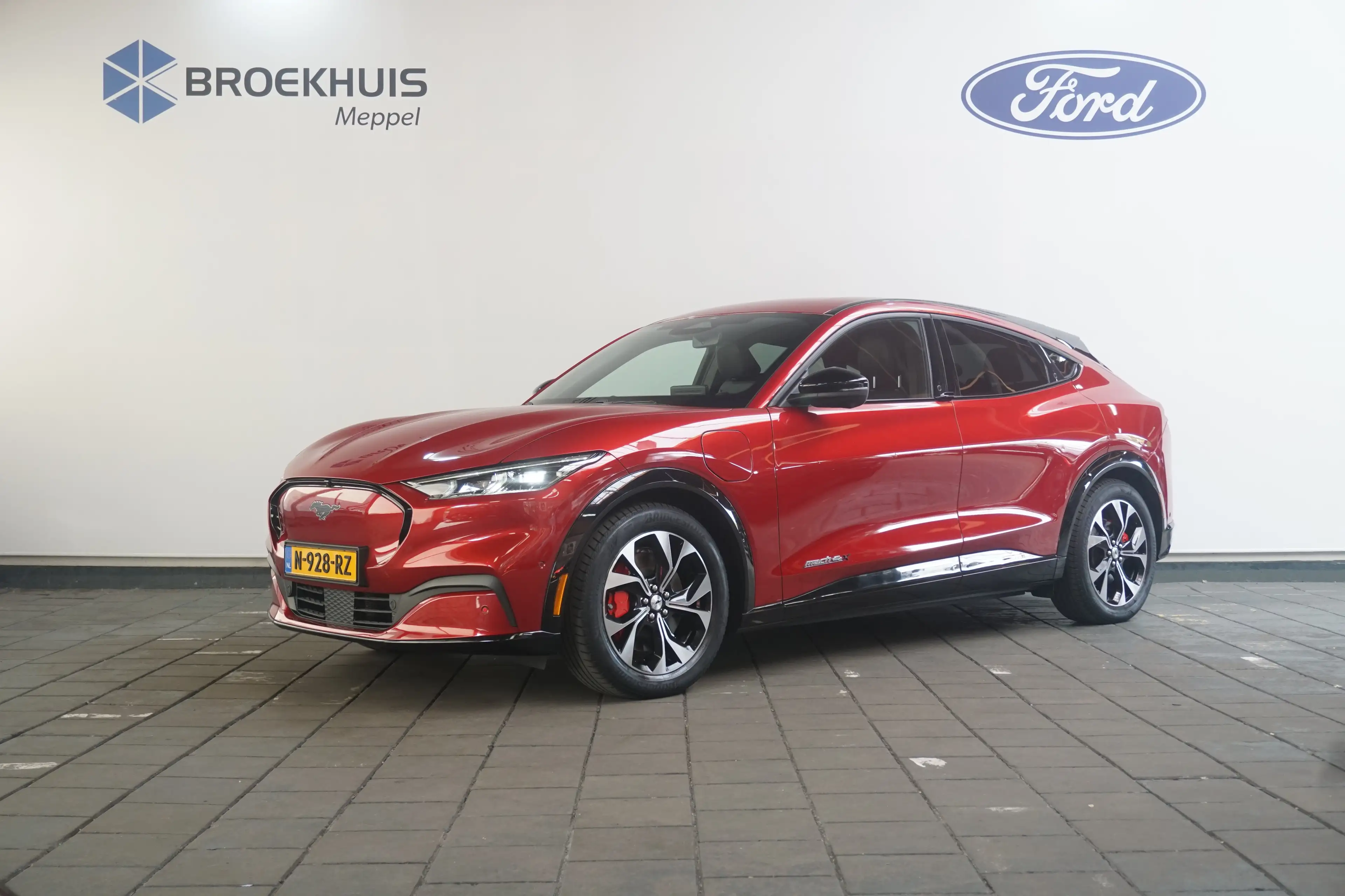 Ford Mustang Mach-E Extended AWD 98 kWh — photo 3