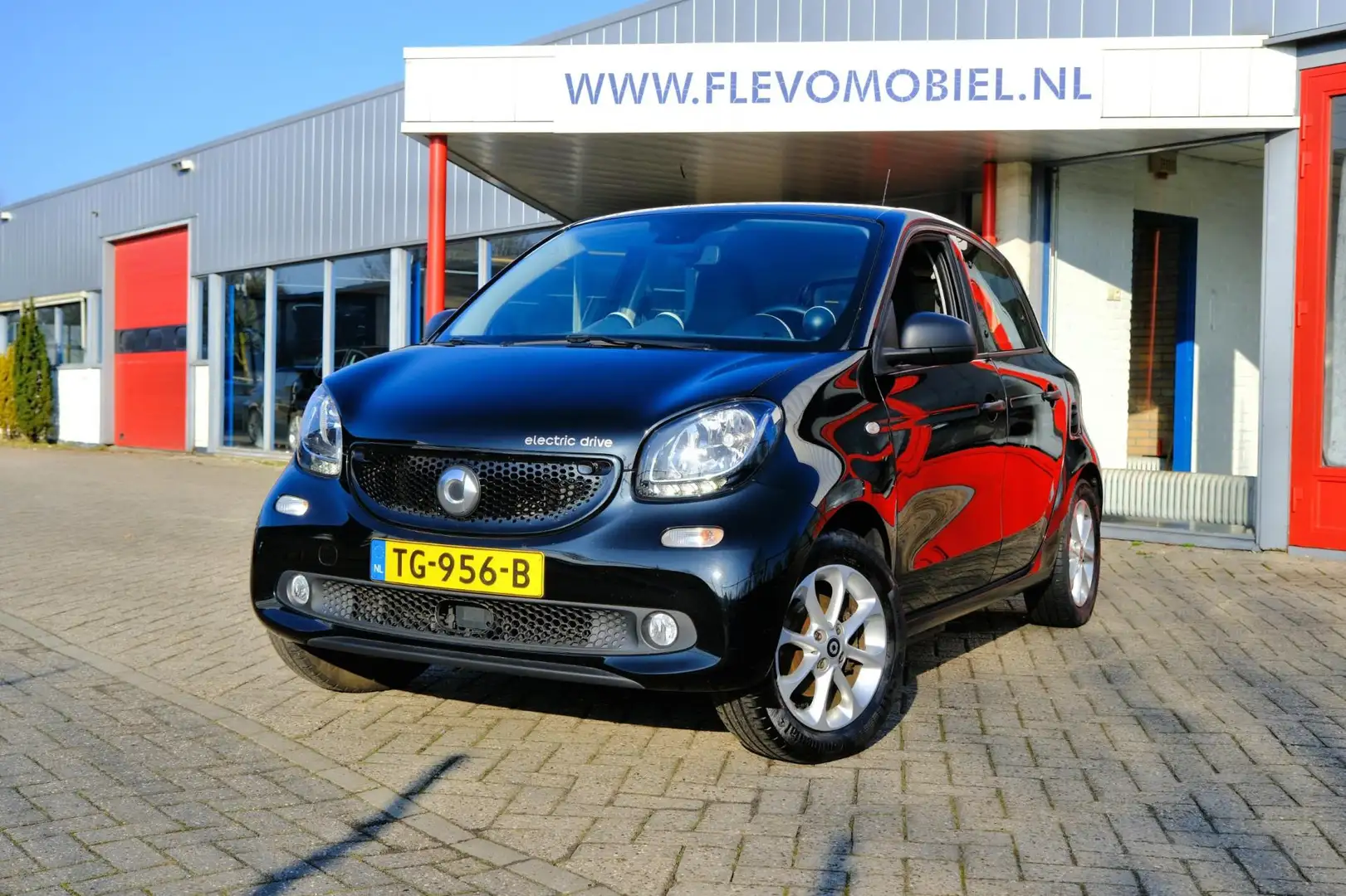 smart forFour Electric drive Business Solution 18 kWh 5-drs Clim Schwarz - 1