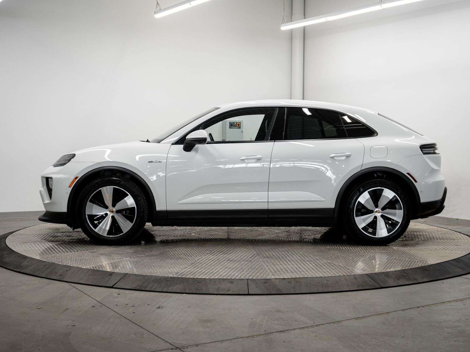 2025 Porsche Macan Electric 4 alt 2