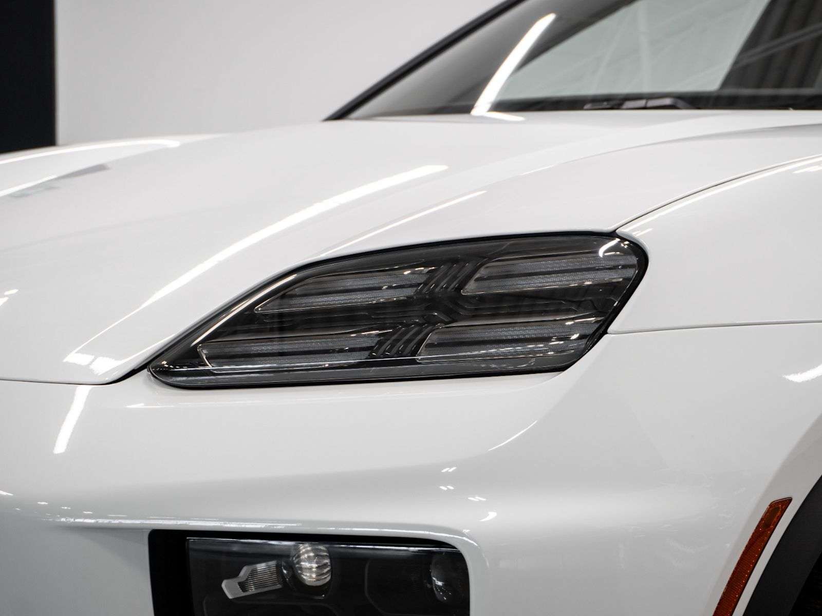 2025 Porsche Macan Electric 4 thumb 13