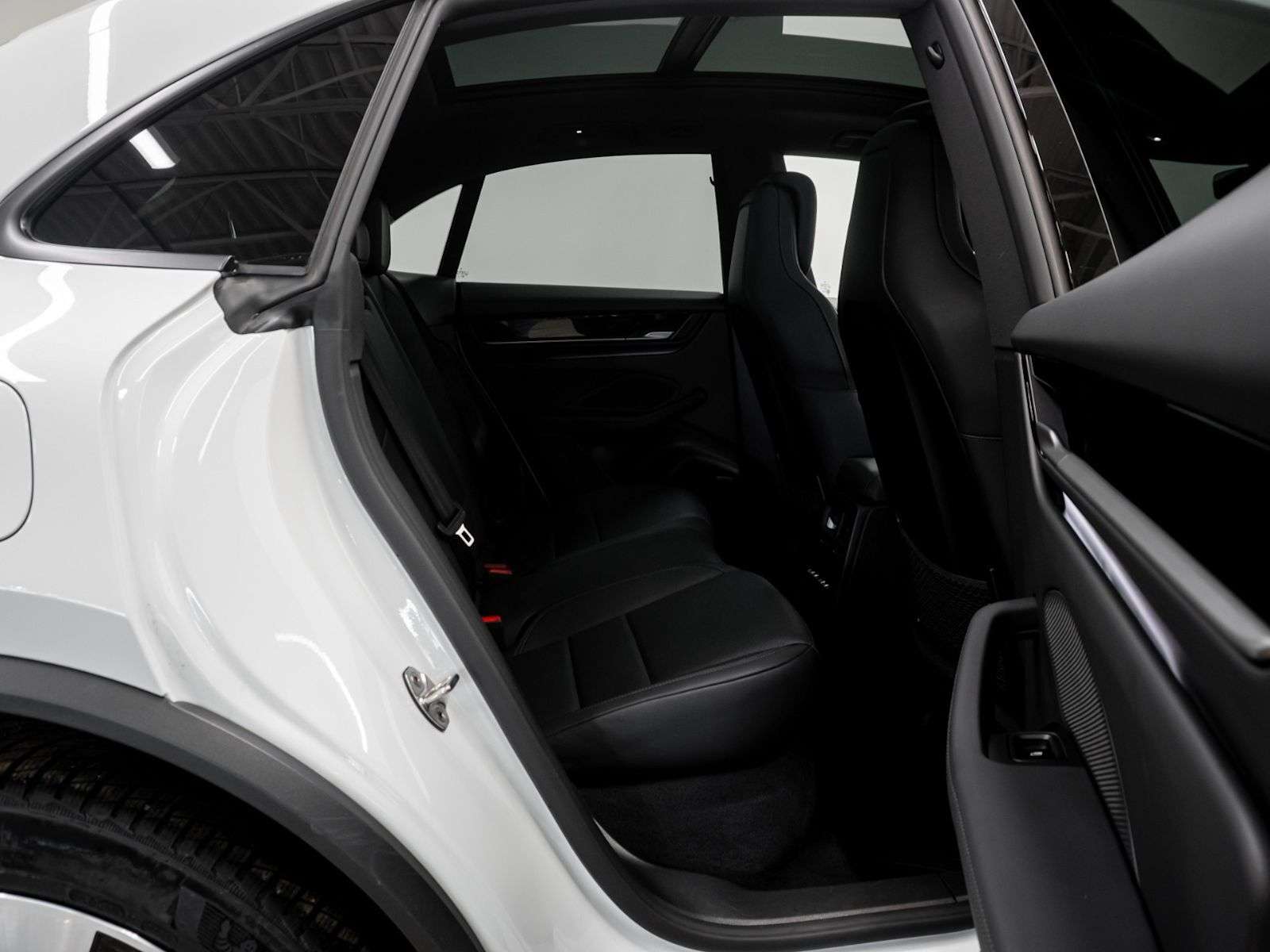 2025 Porsche Macan Electric 4 thumb 19