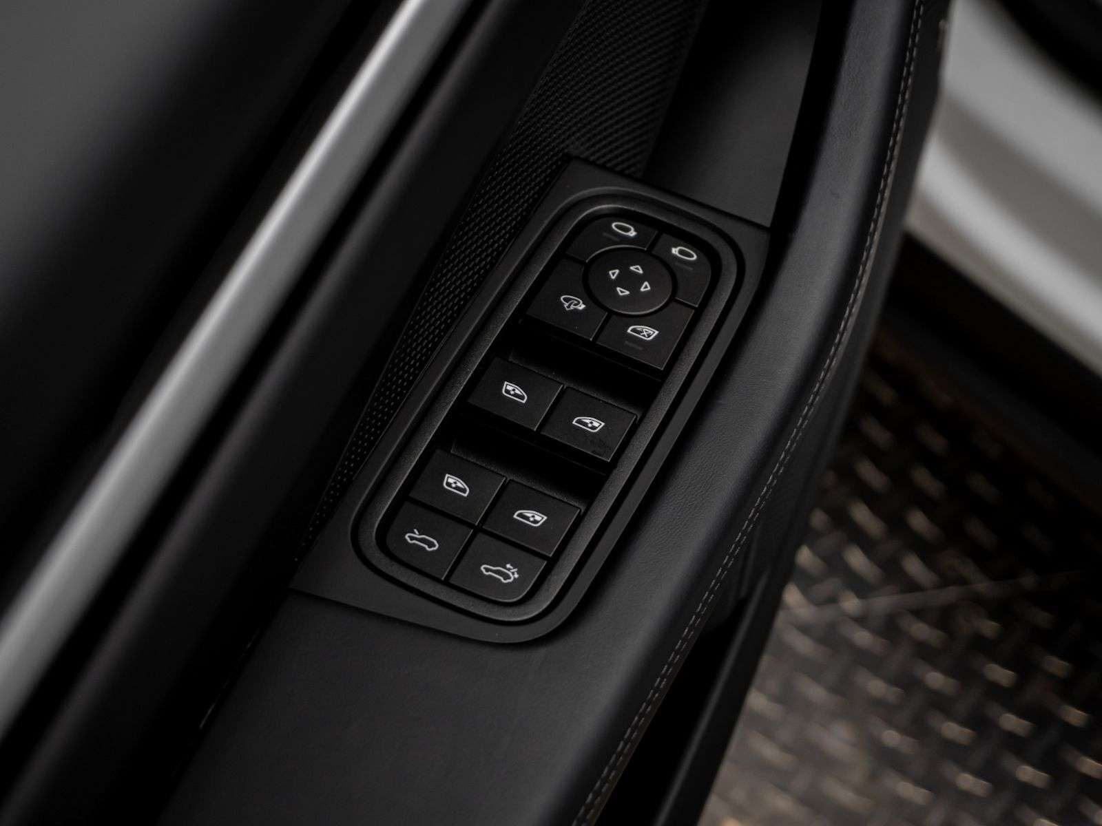 2025 Porsche Macan Electric 4 thumb 24