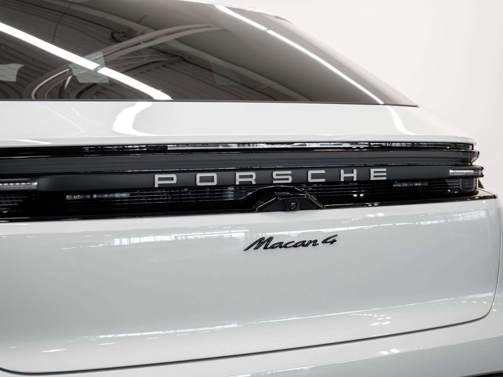 2025 Porsche Macan Electric 4 thumb 12