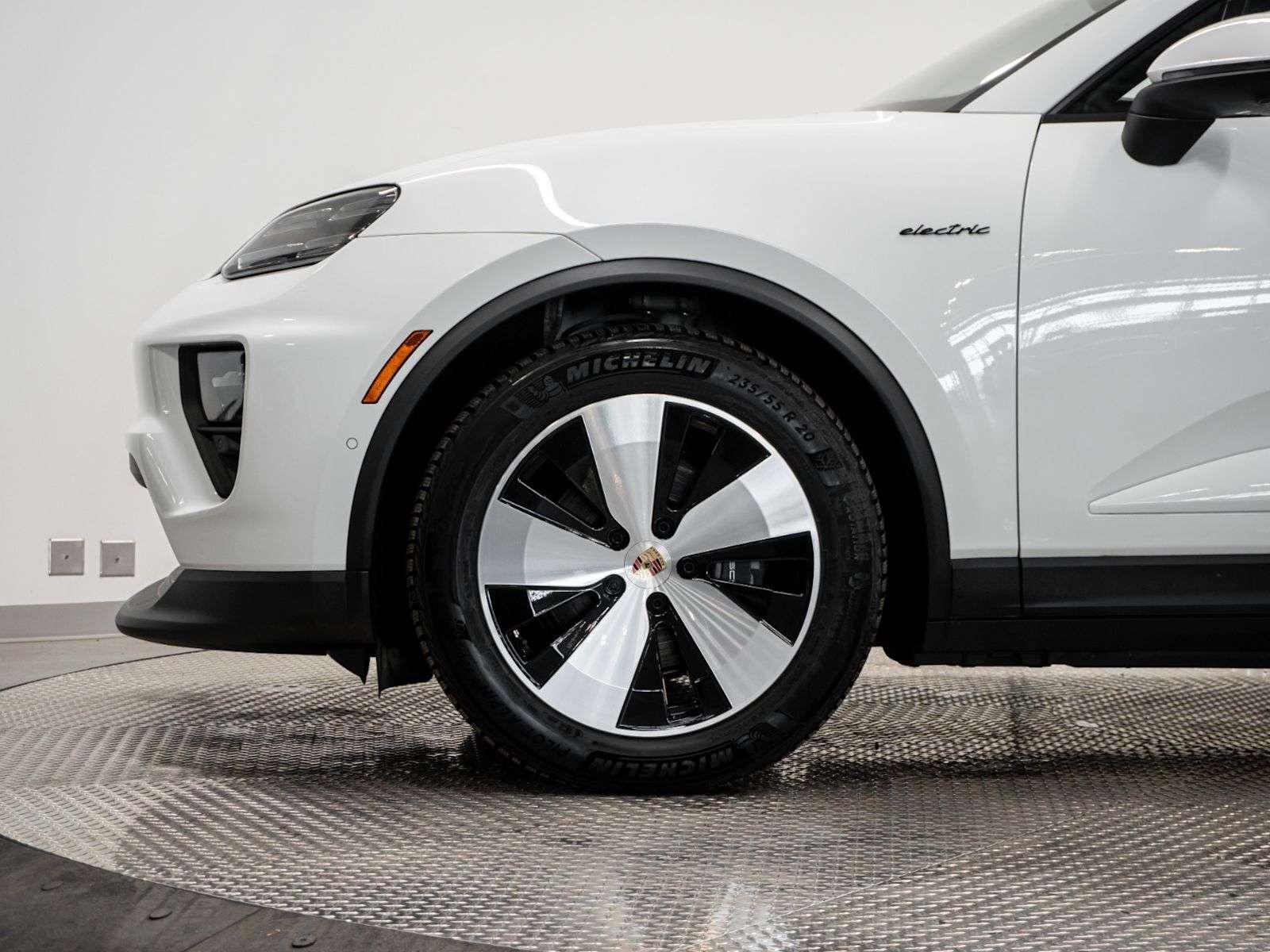 2025 Porsche Macan Electric 4 thumb 9