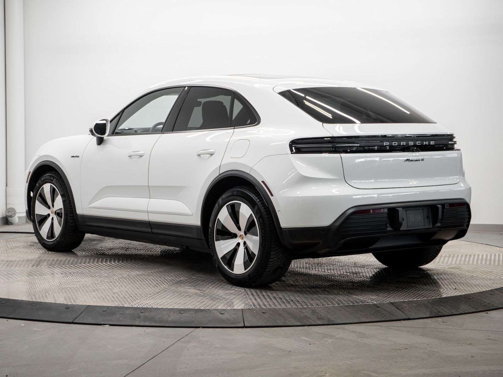2025 Porsche Macan Electric 4 alt 3