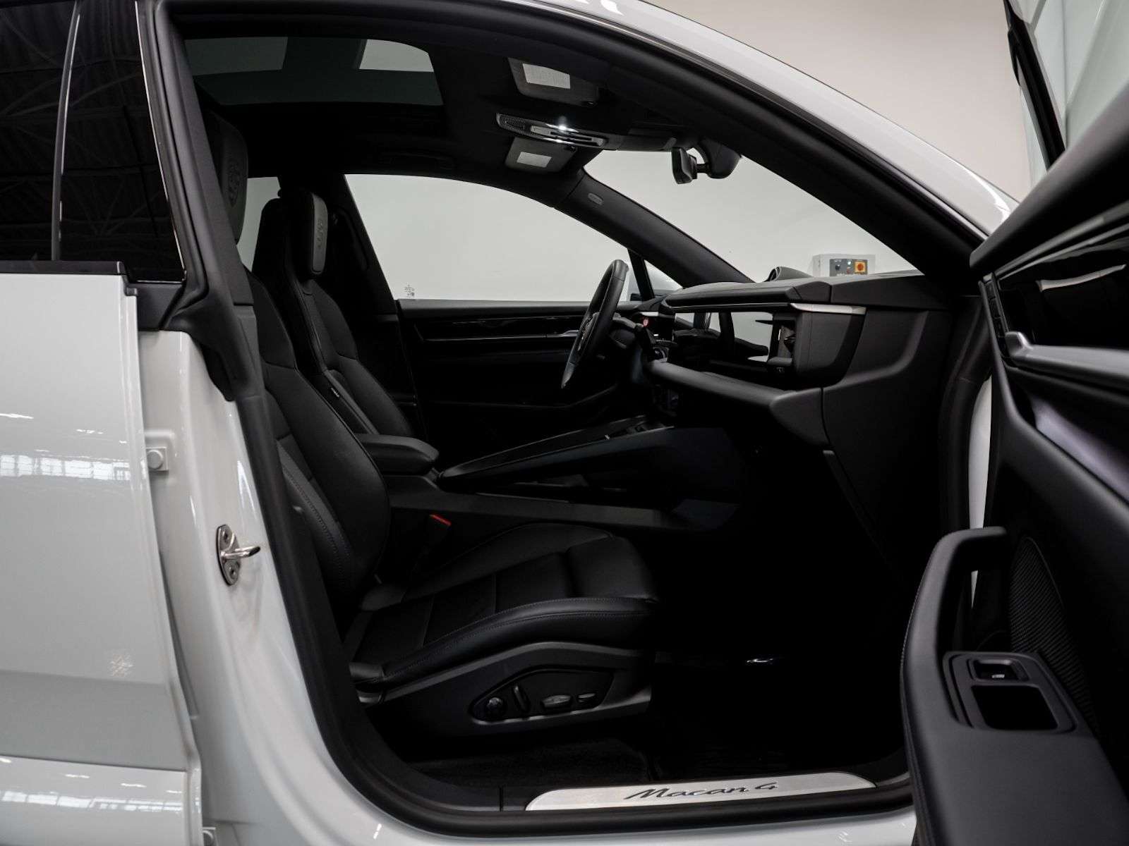 2025 Porsche Macan Electric 4 alt 5