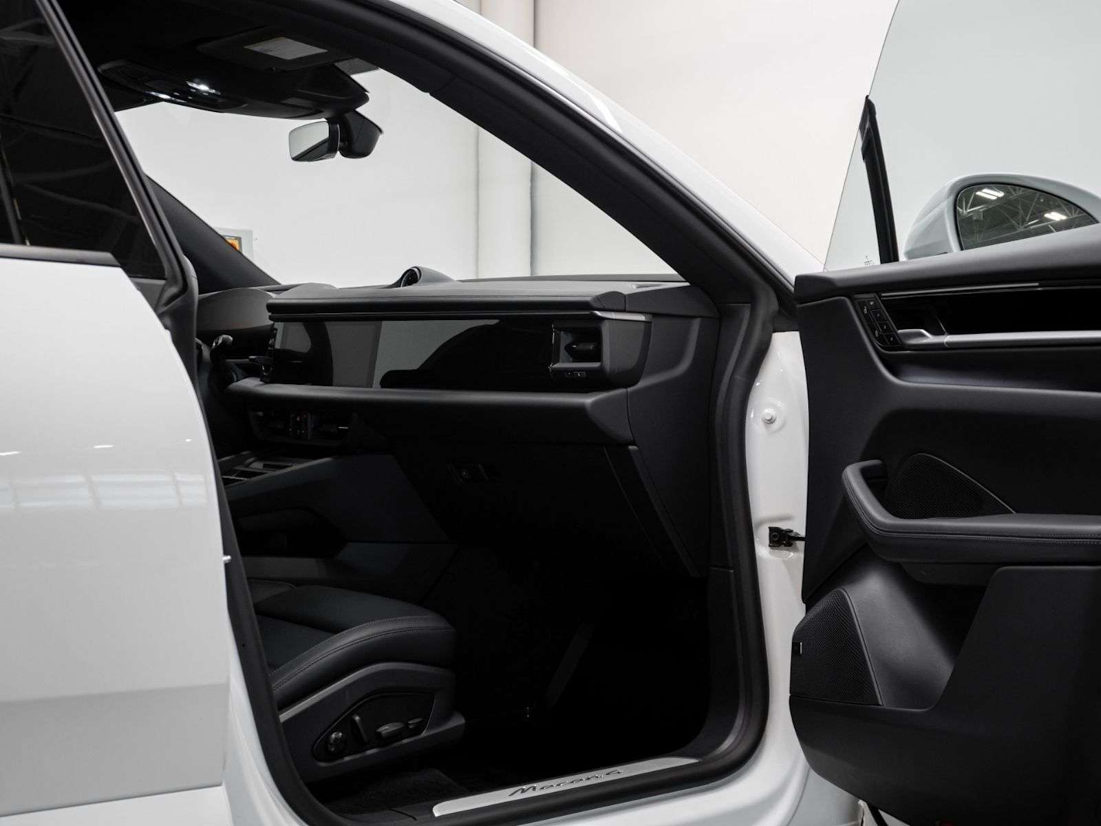 2025 Porsche Macan Electric 4 thumb 22