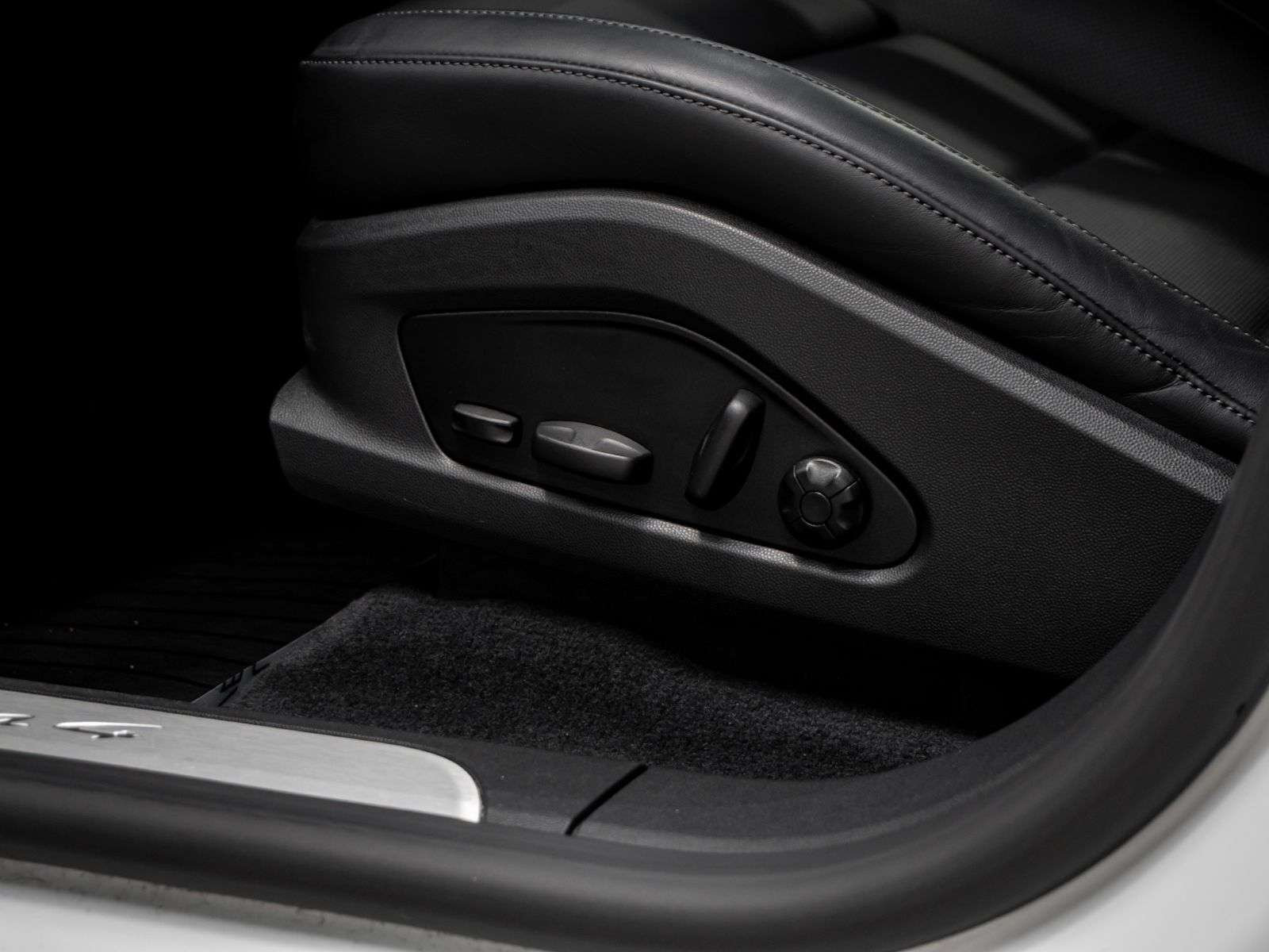 2025 Porsche Macan Electric 4 thumb 26