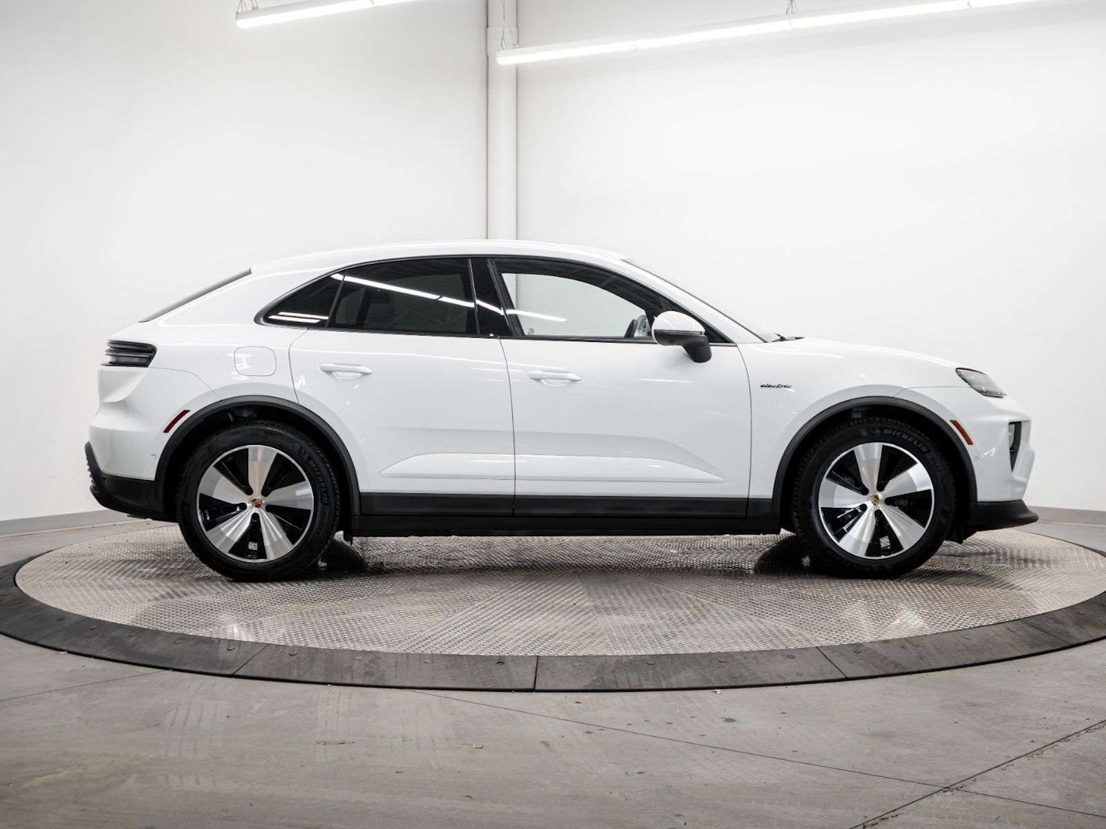 2025 Porsche Macan Electric 4 thumb 7