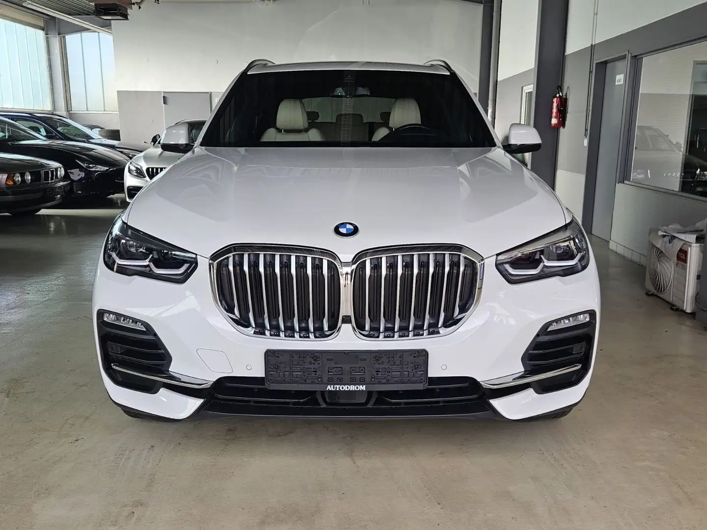 BMW X5 xDrive 45 e +AHK+Leder+Unfallfrei+wieNeu Weiß - 2
