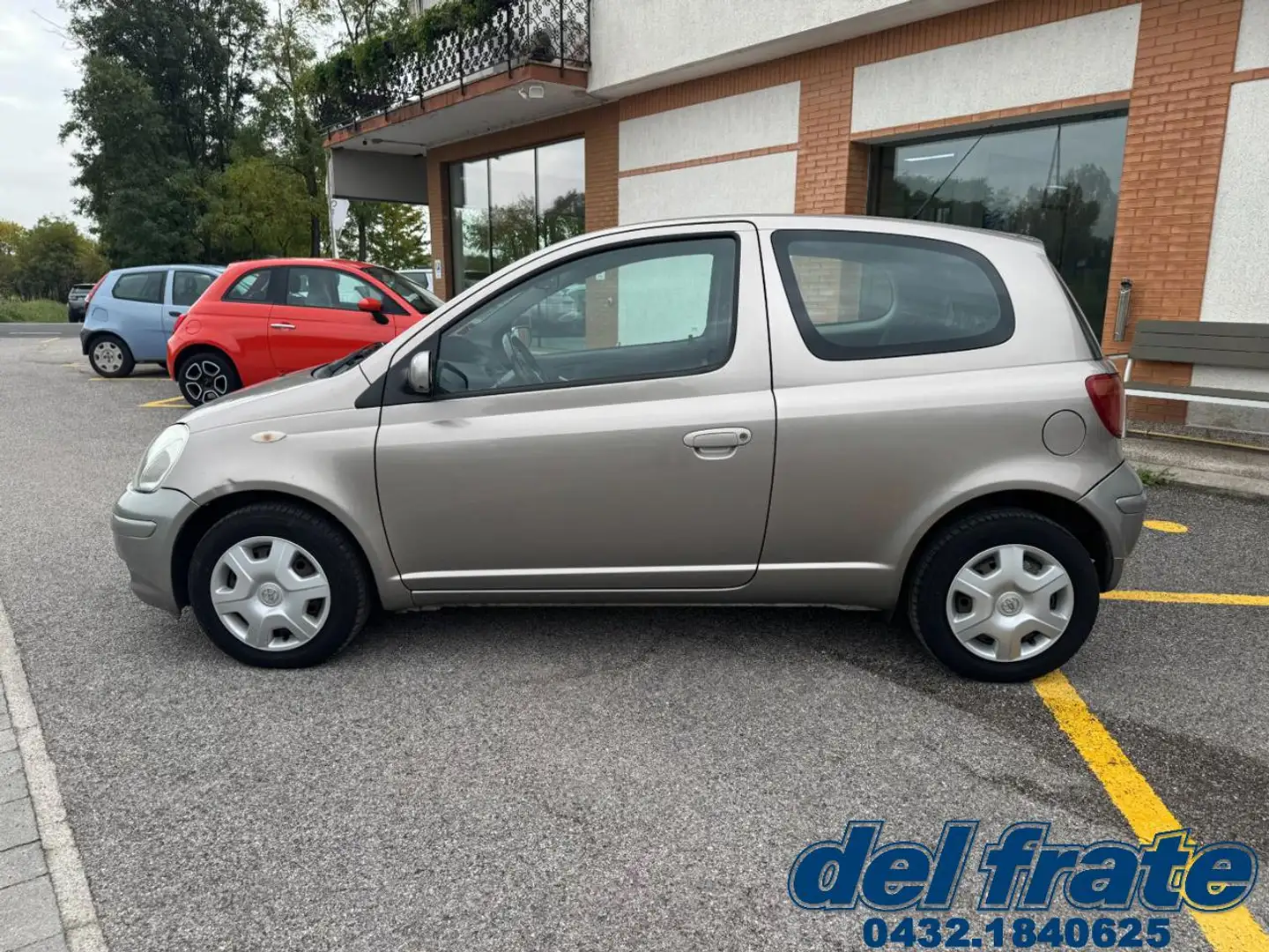 Toyota Yaris I 1.0 16V 65Cv 3 porte Grigio - 2