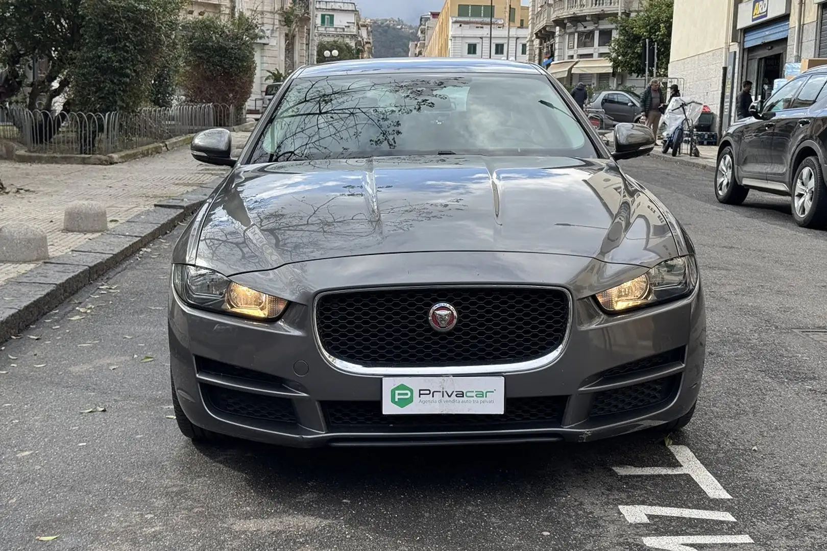 Jaguar XE XE 2.0 D Turbo 180CV aut. Portfolio Stříbrná - 2