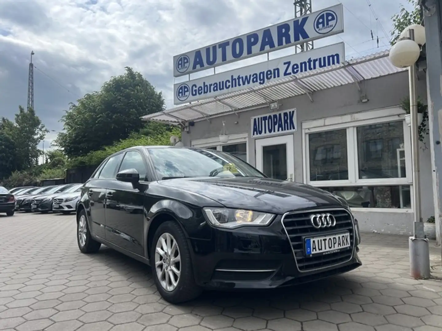 Audi A3 1.6 TDI Ambiente Sportback*Tiptronic*Navi*PDC Zwart - 1