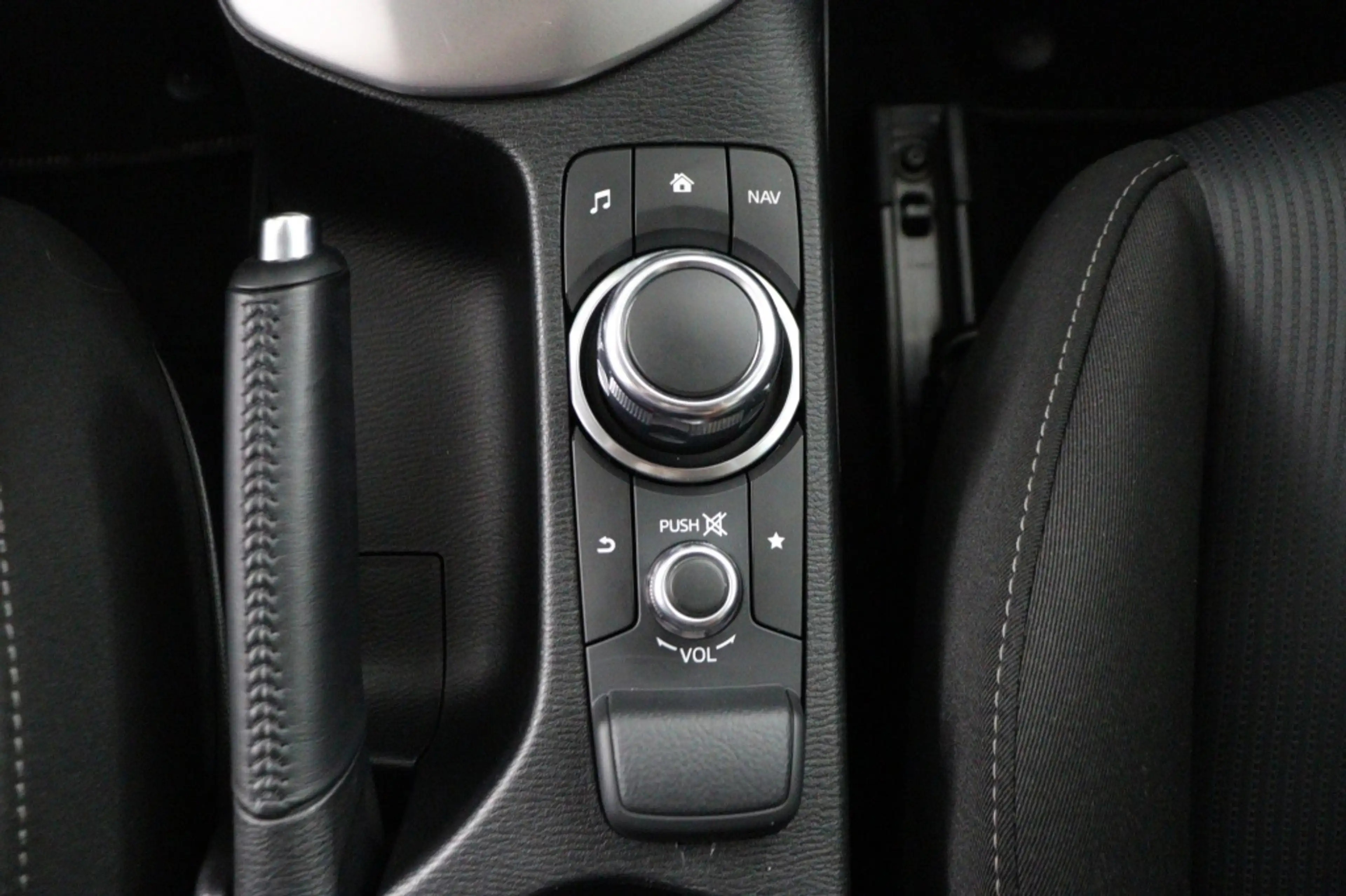 Mazda CX-3 2.0 SKYACTIV-G 120 DYNAMIC — photo 45